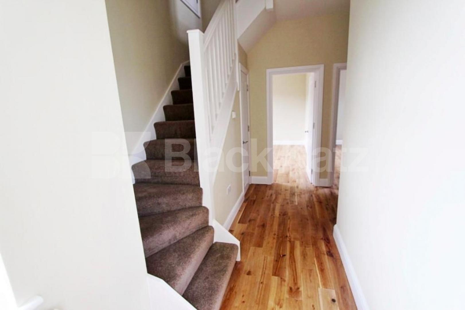 			Gated development!, 2 Bedroom, 1 bath, 1 reception Flat			 Oakleigh Road North, Whetstone
